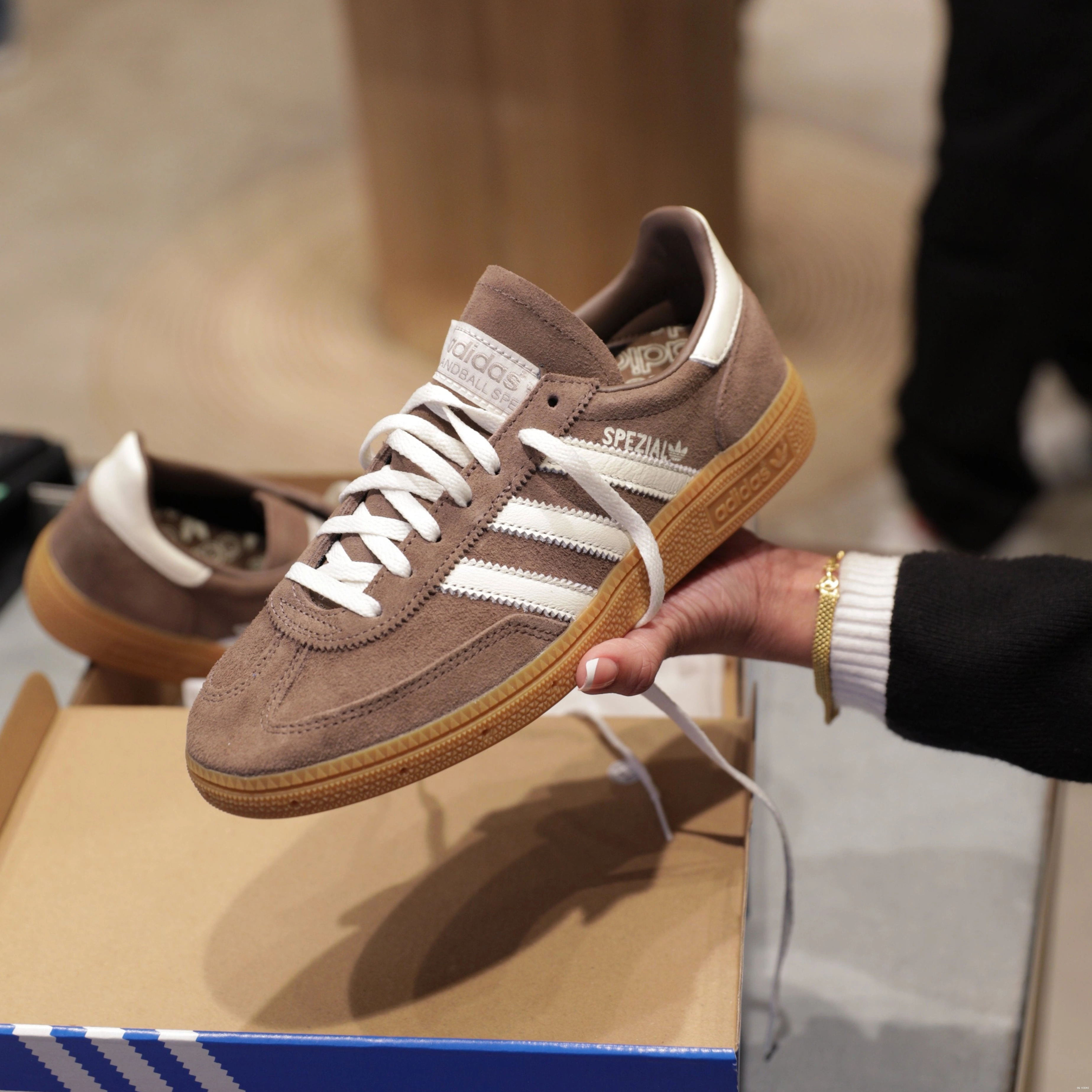 W Strata adidas Handball Earth Gum Spezial 0803